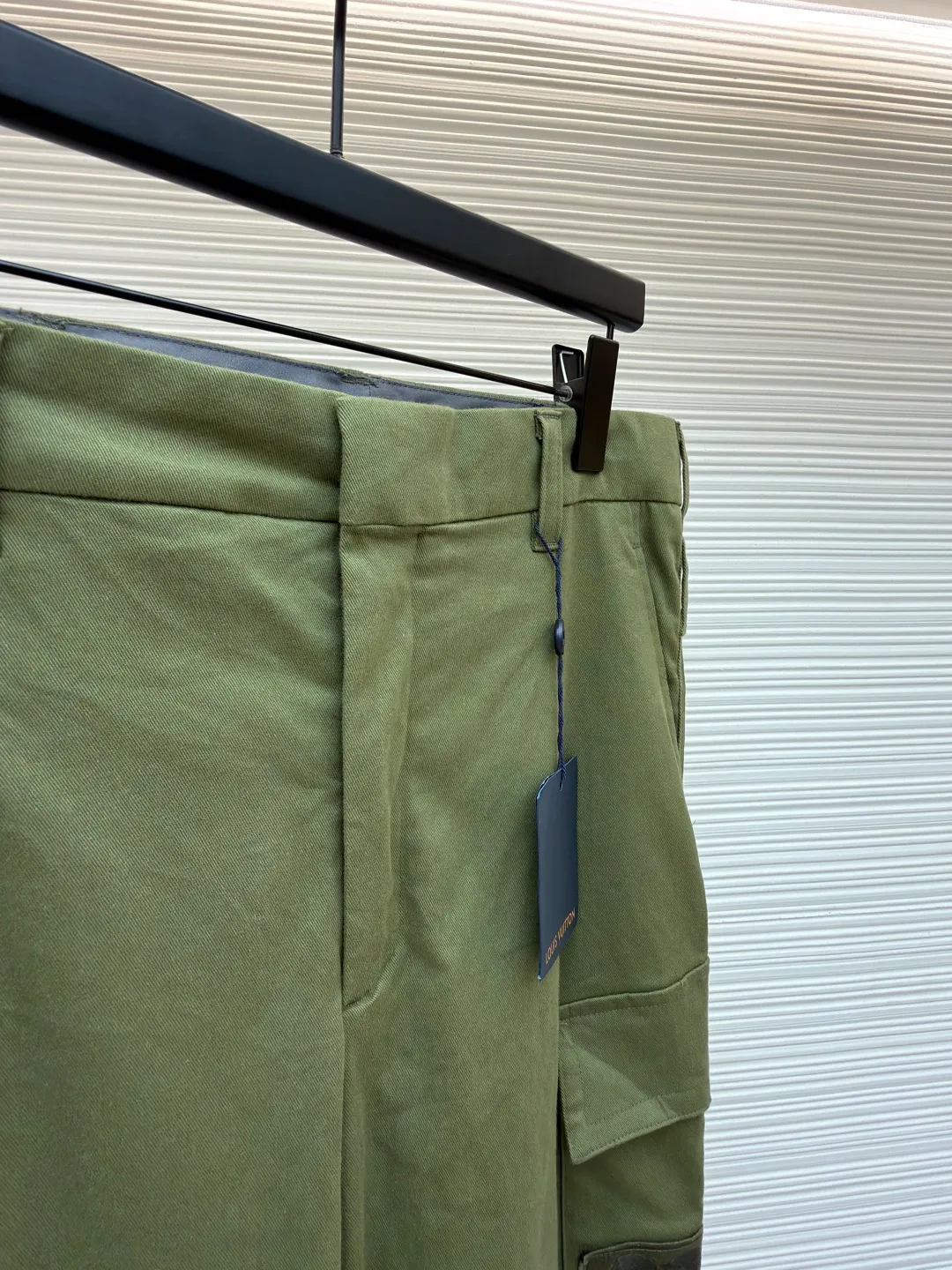 LOUIS VUITTON portrait embroidered work trousers ●Item number: 1681219-B65 ●Material: cotton twill fabric ●Technology: embroidery production ●Color: green ●Version: fitted version ●Weight: about 655 grams ●Size: 44-46-48-50 ●Description: The high cotton content ensures the fabric's excellent breathability, durability and classic workwear texture, while the twill weave gives it unique wear resistance and stiffness. The special fabric technology solves the pain points of tight and stiff traditional overalls; it provides greater freedom when moving, significantly improves wearing comfort and flexibility, and achieves a balance between function and comfort. For the embroidered portrait patch on the left, the portrait is digitally processed and converted into a line drawing blueprint that can be embroidered. A high-precision computer embroidery machine is used to perform multi-layer embroidery, and the outline, light and shade and texture details of the portrait are created by interweaving and superimposing embroidery threads of different colors. Tens of thousands of stitches and fine color transitions ensure clear lines and no unnecessary threads, making the portrait lifelike and three-dimensional. The design of the trousers combines retro workwear genes with modern deconstruction. The core lies in the neat pleat processing, which not only deconstructs the flat silhouette of the front, increases the three-dimensional sense and design level, but also visually optimizes the leg lines. Multiple flap pockets are classic workwear functional elements and the overall tough style. The overall wiring is straight and delicate, the fabric is comfortable and soft, and the color is consistent without color difference. It can be matched with the same style to create a fashionable look and control various occasions. Customized accessories, complete with three standards, same style for men and women!